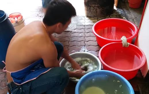 Nhiều ông chồng chọn cách tự tay xuống bếp giúp vợ việc nhà để làm quà 20/10 tặng vợ, món quà mang ý nghĩa tinh thần lớn lao mà không phải ai cũng có thể làm. Ảnh trong bài: Facebook.