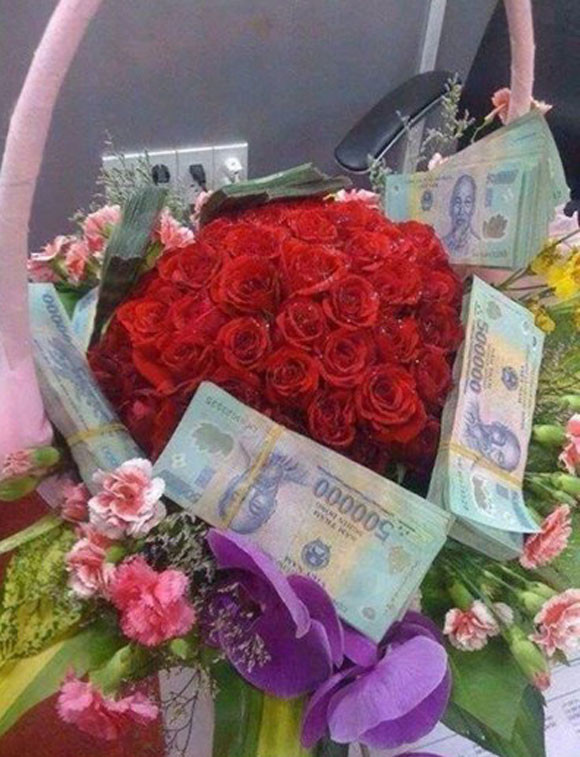 Xuất hiện thêm người chồng "vàng mười" của năm làm các bà vợ cười tít mắt vì thích thú. Với món quà giá trị ước tính khoảng vài chục triệu, có lẽ các chị em đều mong ngày nào cũng là quốc tế phụ nữ.