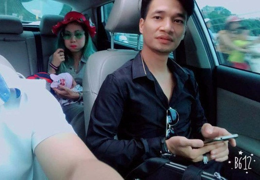Sau hình ảnh trên, Lệ Rơi tiếp tục xuất hiện trong bức ảnh chụp trong ô tô, mẹ con Bella ngồi phía sau. Dựa vào 2 bức ảnh này, dân mạng Việt đã đưa ra vô số lời đồn đoán và kịch bản mà mọi người nghĩ đến nhiều nhất chính là: Lệ Rơi - Nguyễn Đức Hậu là bố đẻ của con trai Bella, anh đến nhận con và đón hai mẹ con Bella về nhà để chăm sóc. Đã có không ít bạn trẻ, dân mạng tin vào kịch bản này và vội có những chỉ trích hoặc những bình luận trên trang cá nhân của Lệ Rơi.