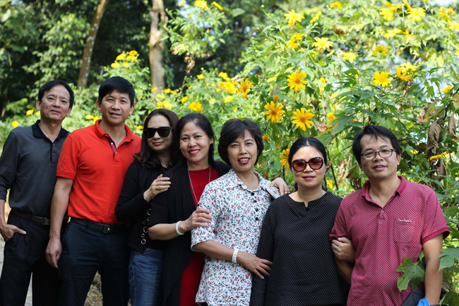 Những du khách đến từ quận Ba Đình (Hà Nội), cùng nhau lưu lại khoảnh khắc trong mùa hoa dã quỳ.