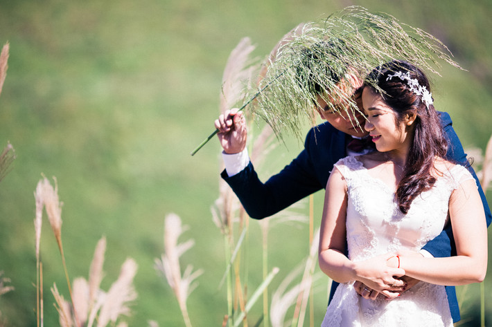 Nhưng rồi chẳng hiểu vì lý do gì mà đến cuối năm lớp 12, thời điểm vừa thi xong đại học Minh lại tỏ ra là có cảm tình với Nhi, để từ đó chuyện tình kỳ lạ kéo dài 8 năm của cặp đôi cùng quê bắt đầu.