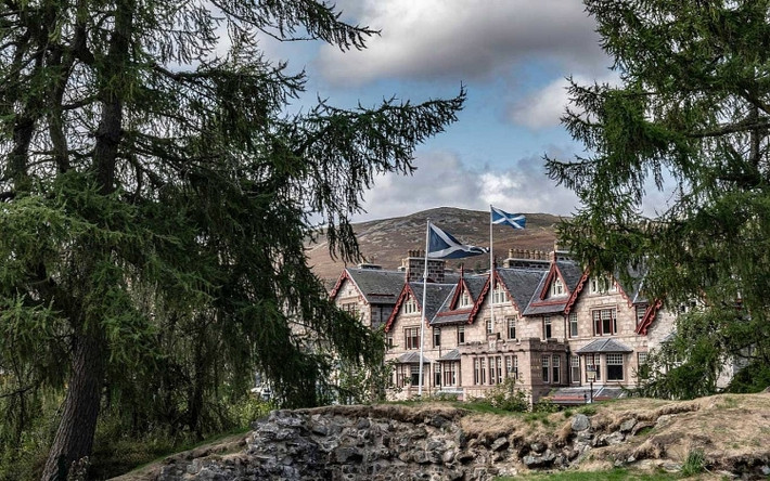 Scotland: Scotland lâu nay cuốn hút du khách không chỉ bởi vẻ đẹp thiên nhiên mà còn bởi nền văn hóa đặc trưng. Scotland nổi tiếng với con phố ngắn nhất thế giới cùng những hàng rào đặc biệt có những cây sồi đổi màu lá theo mùa. Bạn có thể đến Anstruther chiêm ngưỡng ngôi nhà vỏ sò. Trước đây, đó chỉ là một công trình đơn sơ, nhưng sau khi được kĩ sư Alex thiết kế, nó đã trở thành một hang đông tuyệt đẹp vào những năm 1840 với toàn bộ tường bằng vỏ sò.
