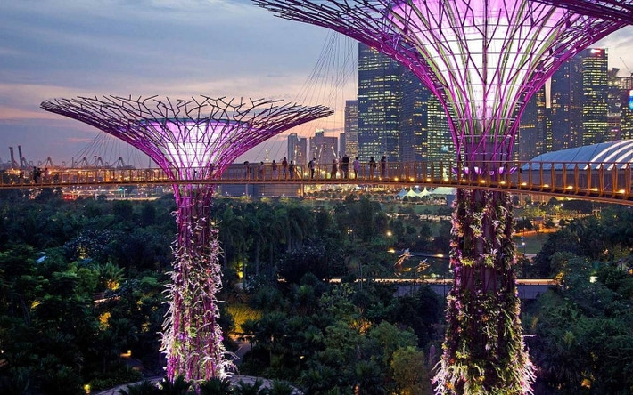 Singapore: Singapore nổi tiếng với các kku vui chơi giải trí hàng đầu, các công trình kiến trúc tuyệt vời. Nơi đây được coi là thiên đường dành cho những tín đồ mua sắm với nhiều trung tâm thương mại sầm uất. Sự giao thoa giữa các nền văn hóa lớn như Ấn Độ, Malaysia và Trung Quốc đã đem đến một diện mạo đặc trưng trong mắt du khách khi đến với quốc đảo xinh đẹp này.