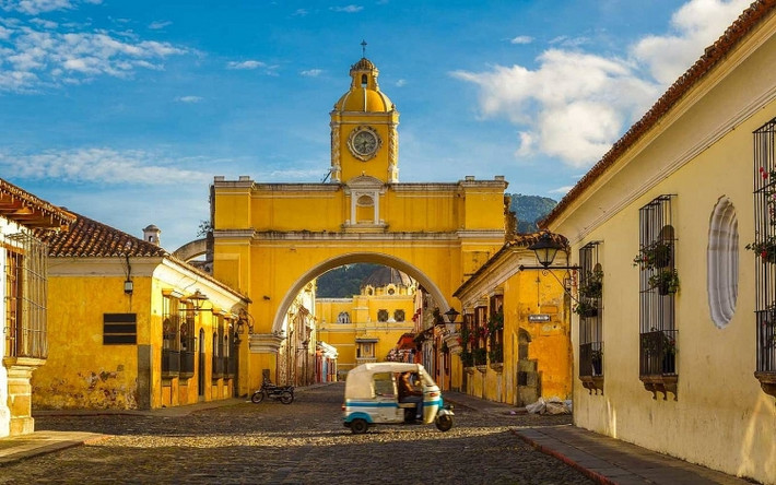 Guatemala: Với sự kết hợp giữa phong cảnh núi non và rừng rậm, tàn tích của người Maya và văn hóa Ấn Độ, đất nước Guatemala đã thu hút ngày càng đông du khách vào năm 1930 khi nhà văn nổi tiếng Aldous Huxley bắt đầu viết về nó, góp phần quảng bá du lịch của đất nước này trên toàn thế giới. Khi núi lửa Fuego phun trào vào tháng 6 năm ngoái, ngành du lịch ở đây đã bị đình trệ, nhưng hiện nay, vùng đất này đang được hồi phục trở lại.