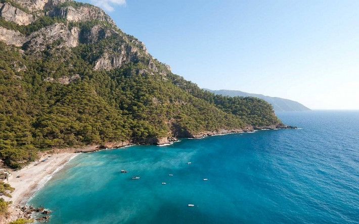 Turquoise Coast, Thổ Nhĩ Kỳ: Turquoise có nghĩa là “Ngọc Lam”, đúng như màu nước biển ngoài khơi. Nơi này được xem như viên ngọc quý ít người biết đến của bờ biển Địa Trung Hải, thuộc phía Tây Nam Thổ Nhĩ Kỳ. Nếu muốn khám phá vịnh một cách trọn vẹn, thì lựa chọn thuyền buồm sẽ mang đến cho bạn những trải nghiệm tuyệt vời.