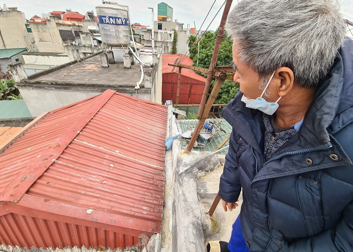 Ông Hải bức xúc cho rằng, nhà thầu và đơn vị thi công đang coi thường tính mạng, tài sản của người dân. Thể hiện thái độ vô trách nhiệm khi đến để "thương lượng" với người dân bằng miệng và "mặc cả" về số tiền đền bù, khắc phục thiệt hại chứ không hề có văn bản.