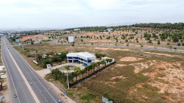 Dự án khu thương mại dịch vụ và dân cư Tân Việt Phát 2 khiến lãnh đạo tỉnh Bình Thuận xộ khám, nằm ở vị trí ven đường Võ Nguyên Giáp, thuộc phường Phú Hài, TP Phan Thiết. Dự án này gồm 3 lô đất (lô số 18,19 và 20) với tổng diện tích 9,26 ha (quy hoạch xây dựng tiết 1,5 ha đất thương mại dịch vụ, 4,6 ha đất ở, diện tích còn lại là đất công cộng dùng chung) thuộc quỹ đất hai bên đường ĐT.706B (nay Võ Nguyên Giáp). (Ảnh: Dân Việt).