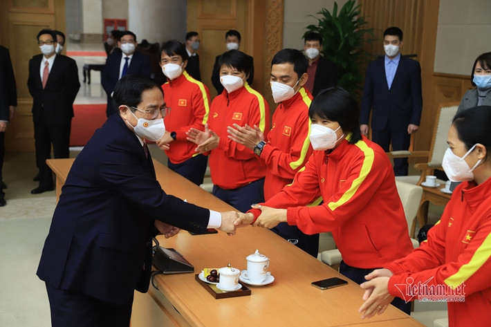 Thủ tướng tiếp đón đội tuyển bóng đá nữ tại Văn phòng Chính phủ. (Ảnh: Vietnamnet).