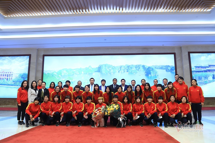 “Những cô gái kim cương” và “HLV kim cương”. (Ảnh: Vietnamnet)
