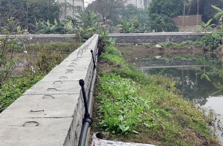 Các lô đất đấu giá được xác định vị trí, ranh giới bằng các ống nhựa. (Ảnh: Báo Giao thông).