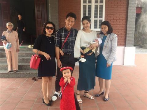 Nhắc lại, hồi Khánh Ly, biệt danh là Ly Kute, vừa hạ sinh con trai đầu lòng cho Mạc Hồng Quân, chàng cầu thủ này đã lên tiếng đề nghị cô cho phép anh chăm sóc và đáp ứng cho con những điều kiện tốt nhất. Anh cũng cho hay đây là phương án mà bố mẹ anh cùng suy nghĩ và đưa ra quyết định. Trong đó, vì anh là cầu thủ nay đây mai đó không dễ chăm sóc cho gia đình, con cái nhưng may mắn đã có bố mẹ anh sẵn sàng xắn tay chăm sóc con cháu của mình. Dường như cũng tương tự, không cho Ly Kute một danh phận, mẹ của Mạc Hồng Quân cũng chỉ chăm chăm tới cháu nội của mình.