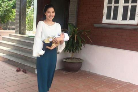 Trong bức ảnh hai người dù đứng ngay cạnh nhau nhưng không hề có sự liên kết nào. Mẹ Mạc Hồng Quân thậm chí chỉ hướng ánh mắt về phía cháu nội. Điều này khiến nhiều người vẫn còn hoài nghi về tin đồn rạn nứt 'mẹ chồng nàng dâu' giữa Kỳ Hân và mẹ chồng.