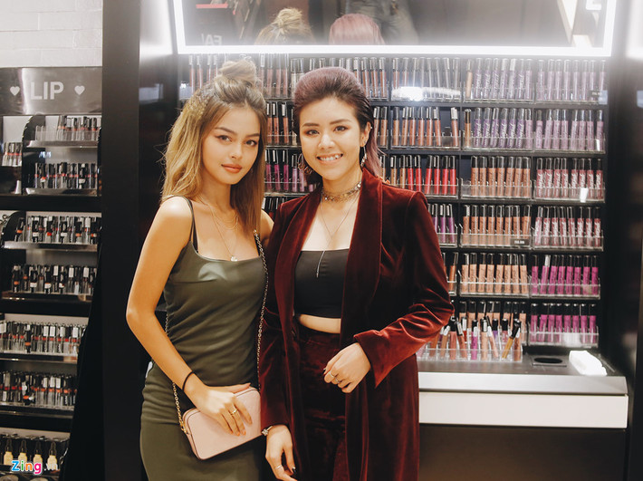 Phong cách thời trang hiện đại, cá tính cùng thần thái sang chảnh thường thấy trên Instagram của Lily Maymac dường như "đi vắng" trong bức hình chụp với beauty blogger Gấu Zoan.