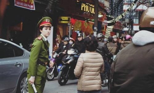 Hôm qua, ngày Vía Thần Tài (mùng 10/1 Âm lịch), nhiều con phố ở Hà Nội ùn tắc bởi có quá nhiều người đổ xô đến các hiệu vàng uy tín để mua vàng. Trong cảnh đó, sự xuất hiện của một nữ đại úy cảnh sát xinh đẹp làm nhiệm vụ phân luồng giao thông trên phố Trần Nhân Tông, Hà Nội đang được rất nhiều người dân, cộng đồng mạng quan tâm.