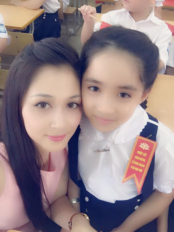 Chị Tâm rất thích gần gũi với các con. Trên trang cá nhân của của chị có rất nhiều hình ảnh, khoảnh khắc 3 mẹ con gần gũi, vui đùa bên nhau, ảnh chụp trong các sự kiện lớn như lễ khai giảng hay ngày sinh nhất của các con.