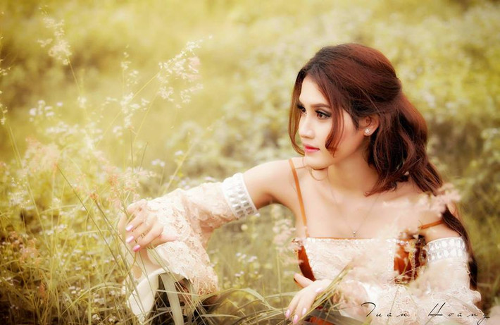 Hot girl phố Núi, July Tây tên thật là Huỳnh Nguyễn Lưu Ly, quê gốc ở Pleiku, Gia Lai. Cô nàng sinh năm 1993 có ngoại hình nổi bật với chiều cao 1m63, nặng 44 kg, vòng eo 56cm. Gương mặt của July sở hữu những đường nét khá tây, vì đặc điểm ấn tượng này mà cô nàng đặt luôn cho mình nghệ danh gắn liền với nó.