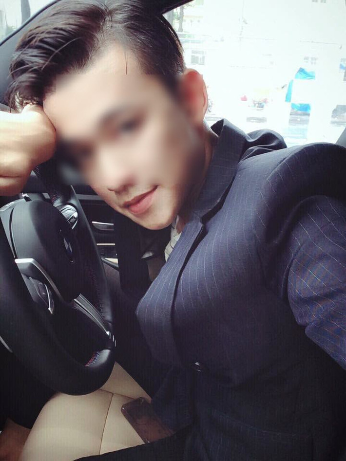 Theo lời kể của anh P, Kh là một hot boy chuyên bám váy người yêu khi hiện đang sống bằng tiền của một cô gái trong nhóm bạn của anh. Ở bên ngoài Kh luôn xuất hiện với vẻ bề ngoài của một công tử, ăn mặc đẹp, đầu tóc chải tạo kiểu bóng lộn. Trên Facebook, Kh có đến hơn 150 nghìn người theo dõi nhưng theo anh P. con số này là nhờ bỏ tiền ra mua mới có được. Ngoài ra Kh còn tự nhận mình có nhà ở Quận 1, TP HCM, thích chụp ảnh khoe trang sức đắt tiền nhưng thực chất lại tòa đồ giả…
