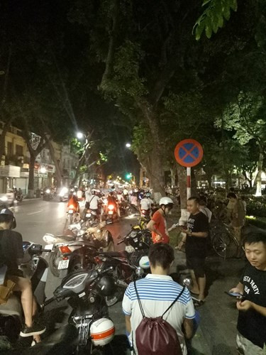 Ý thức không tốt của các thanh niên Việt khi chơi Pokemon Go còn được thể hiện ở điểm bất chấp tất cả để có được level cao. Gần nhất là hành động spam hàng loạt vị trí giả mạo, thay đổi dữ liệu bản đồ Việt Nam trên Google Maps của rất đông game thủ Pokemon Go để "đỡ phải đi" mà vẫn bắt được "hàng hiếm". Hành động này sau đó đã được phía bộ phận kiểm duyệt của Google Map Maker Việt Nam cảnh báo và đề nghị chấm dứt ngay lập tức. Ảnh trong bài: Tổng hợp từ Facebook.