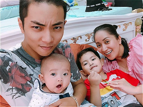 Không ít lần Khánh Thi phải khổ sở vì ông xã không biết chụp ảnh "sống ảo". Trong trường hợp mẹ bỉm không son phấn thế này, nhưng nam dancer lại quên dùng app chỉnh sửa. Dường như với Phan Hiển, anh luôn tự tin về nhan sắc của bà xã.