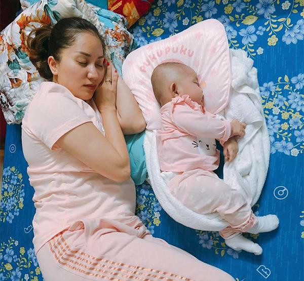 Phan Hiển - Khánh Thi là một cặp đôi đẹp trong showbiz. Đến với nhau trong những lời dị nghị nhưng nam kiện tướng dancesport luôn chứng minh tình yêu lớn lao dành cho bạn đời. Dường như đối với Phan Hiển, vợ lúc nào cũng đẹp, cũng cuốn hút. Chẳng hạn như trong bức ảnh này, dù Khánh Thi mới sinh con, bụng "rổ mỡ" nhưng anh vẫn hồn nhiên đăng lên mạng xã hội. Theo Phan Hiển, khoảnh khắc này của vợ là đẹp nhất.