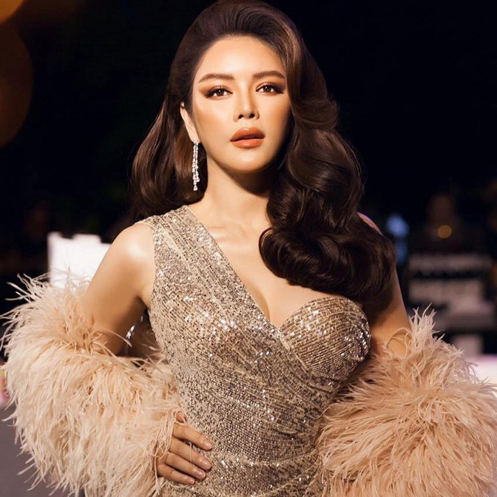 Trong "Kiều nữ và đại gia", Lý Nhã Kỳ vào vai Diễm Kiều, là chị cả nên có tính cách lạnh lùng, quyết đoán hơn so với hai cô em. Sau thành công của "Kiều nữ và đại gia", Lý Nhã Kỳ tham gia phim "Gió nghịch mùa" (đóng cặp cùng Việt Anh).