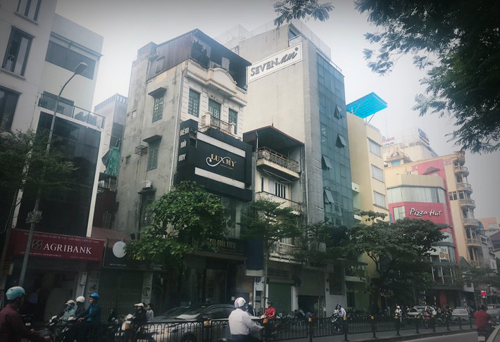 Ghi nhận của PV Kiến Thức, đến chiều ngày 12/11, nhiều cửa hàng của thương hiệu thời trang SEVEN.am tại Hà Nội vẫn đóng cửa trước nghi vấn thương hiệu thời trang này nhập hàng Trung Quốc rồi cắt mác. Việc đóng cửa được người dân gần khu vực cho biết diễn ra từ sáng sớm cùng ngày.