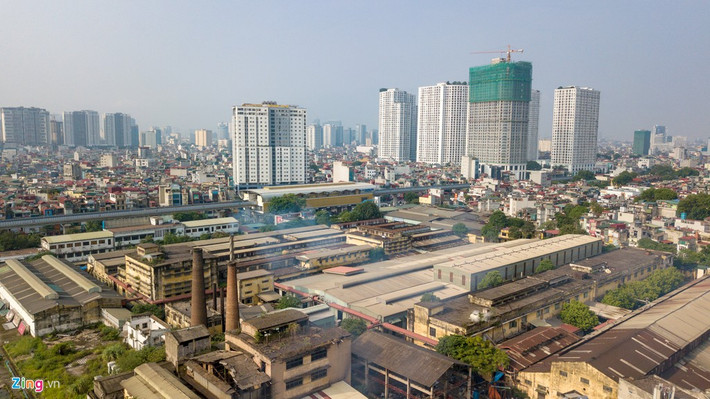 Nhưng đến nay, đơn vị này vẫn hoạt động. Khói từ hệ thống nhà xưởng vẫn đều đặn xả vào môi trường mỗi ngày.
