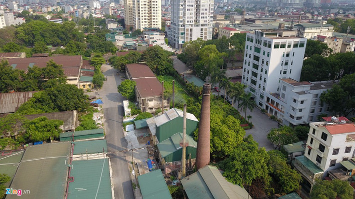 Bộ Công Thương đã có quyết định về việc phê duyệt báo cáo đánh giá tác động môi trường của dự án di dời Công ty thuốc lá Thăng Long. Việc di dời nhà máy sản xuất về KCN Thạch Thất - Quốc Oai nhẽ ra đã phải hoàn thành trong năm 2018.
