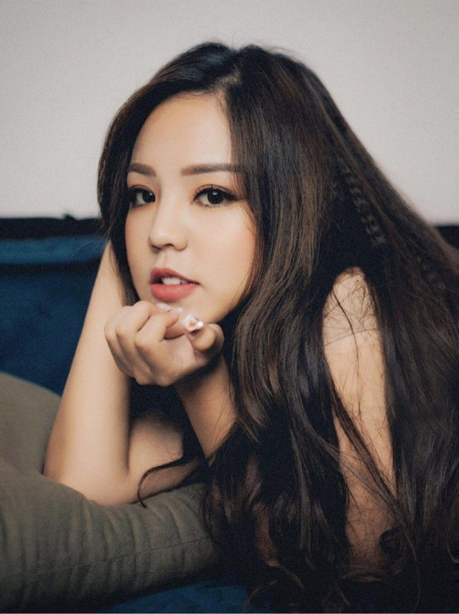 Ngắm nhìn nhan sắc nổi bật như hiện tại của Minh Châu, chắc hẳn không ai có thể tin cô bạn "Châu béo" ngày nào giờ đây có thể xinh như hot girl và có một sự nghiệp kinh doanh đáng ngưỡng mộ như vậy. Người đẹp 9X cũng không ngại ngần tiết lộ, câu chuyện giảm cân đã giúp cô bán hàng tốt hơn, khách hàng cũng tin tưởng và yên tâm sử dụng sản phẩm do cô tư vấn.