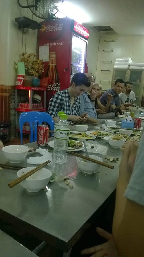 Đây là bức ảnh đang gây bão mạng Việt trong vài ngày gần đây với hàng nghìn lượt chia sẻ. Có thể thấy ngay nhân vật chính trong bức ảnh này rất giống với một ca sĩ, ngôi sao âm nhạc nổi tiếng, đình đám thế giới được đông đảo bạn trẻ, khán giả Việt Nam hâm mộ - Charlie Puth. Charlie Puth vốn rất quen thuộc với khán giả Việt Nam và quốc tế qua các bản hit "See You Again", "We don't talk anymore"... và việc một người rất giống anh xuất hiện trong một quán ăn bình dân ở Hà Nội như thế này quả thật đã tạo nên một cơn bão mạng thực sự.