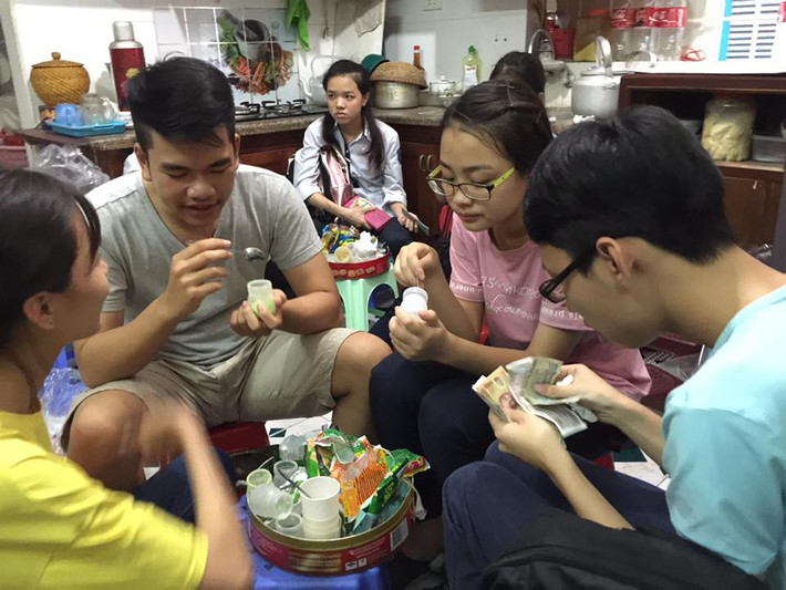 Nhiều bạn học sinh vẫn hay thường gọi quán với cái tên quen thuộc là: sữa chua bà già - Ngọc Lâm hay sữa chua bà Lan. Ở quán không chỉ có sữa chua rẻ mà ngay cả thạch, bim bim giá cũng rất hợp lý mà "ngon hết ý". Ảnh: FBNV.