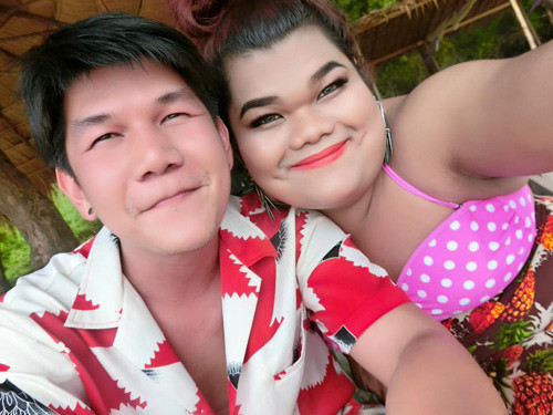 Bạn trai cũ của Happy Polla tuy rằng không bảnh trai bằng người mới nhưng ngoại hình cũng khá dễ thương. Bức ảnh đăng chưa được bao lâu thì Happy Polla lại hân hoan đăng ảnh tay trong tay bên tình mới. Hiện nguyên nhân cô nàng tay anh bạn trai này vẫn là dấu hỏi trong lòng người hâm mộ.