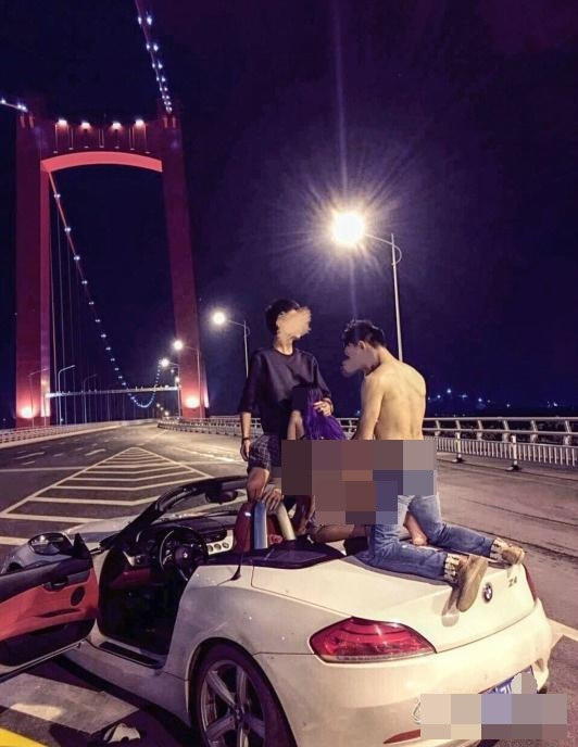 Theo Toutiao, mới đây cư dân mạng, dư luận Trung Quốc đã vô cùng bức xúc, phẫn nộ sau khi chứng kiến loạt ảnh ghi lại một cuộc thác loạn của 3 thanh niên 1 nữ, 2 nam trên một cây cầu thuộc địa phận Nam Ninh, Trung Quốc. 3 thanh niên vô tư làm chuyện ấy trên siêu xe BMW đắt tiền, bất chấp vị trí của họ đang ở trên một cây cầu và rất có thể những người đi đường sẽ trông thấy. Sự việc gây ra một làn sóng phản ứng dữ dội, những người trong cuộc hiện cũng trở thành tâm điểm chú ý, săn lùng của dân mạng.