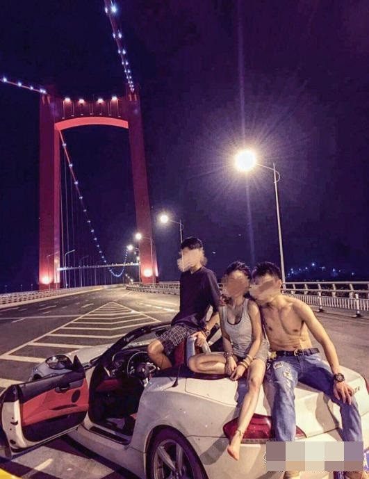 Dựa vào những bức ảnh mà dân mạng Trung Quốc chia sẻ, có thể thấy nhóm 3 thanh niên này có hành vi quan hệ tình dục thực sự, hoàn toàn không phải một cách "diễn trò" hoặc dàn dựng như nhiều người đồn đoán trước đó. Thậm chí, sau cuộc vui 3 thanh niên này còn vui vẻ ngồi lại trên chiếc siêu xe và "chụp ảnh lưu niệm" cùng nhau. Quá ghê tởm và phẫn nộ trước hành động thô bỉ của 3 thanh niên này, dân mạng Trung Quốc đã quyết lùng sục các thông tin và kêu gọi cả các cơ quan chức năng vào cuộc.