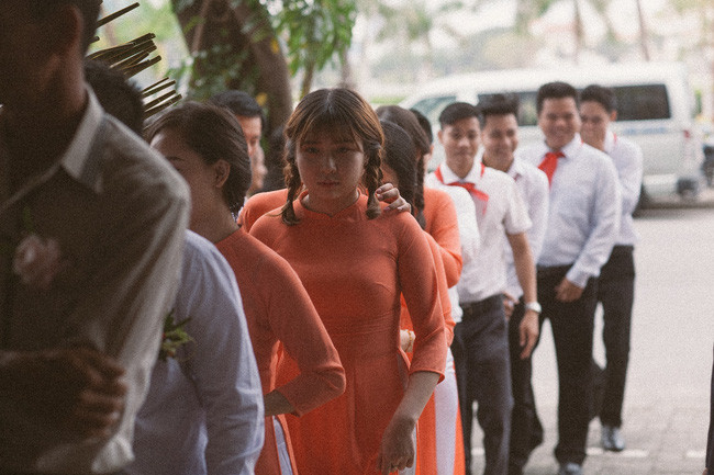 Một điều đặc biệt nữa là ngoài ảnh, phim cưới ra thì lễ thành hôn của Anh Hùng - Thùy Trang cũng được tổ chức, thực hiện rất sát với những đám cưới diễn ra cách đây hơn 20 năm. Cô dâu, chú rể cùng bạn bè, gia đình đã phải tốn khá nhiều thời gian, công sức để tìm kiếm những đồ vật, trang phục cũng như đồ dùng trang trí đám cưới sau cho mọi thứ giống như ở thời bao cấp nhất có thể.