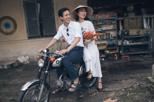 Chú rể Thái Anh Hùng, từng là du học sinh ở Đức, vốn có thú vui sưu tầm những món đồ cổ là người trực tiếp lên ý tưởng cho bộ ảnh cưới cũng như lễ thành hôn trở về thời bao cấp của mình. Cảm hứng của Anh Hùng để nghĩ ra ý tưởng đám cưới độc đáo này được xuất phát từ chính thời điểm anh xem lại ảnh cưới của bố mẹ mình. Những tấm hình đơn giản, mộc mạc, nhưng miêu tả rõ nét về tình yêu của cả một thế hệ đã kích thích chàng trai trẻ "ngược dòng thời gian", tái hiện lại những điều xưa cũ trong đám cưới của mình.