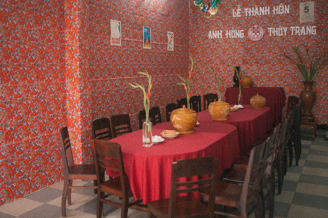 Trên tường phòng tổ chức hôn lễ còn được dán một số tranh áp phích, tranh cổ động mang màu sắc đặc trưng của những năm đầu giải phóng. Ngắm nghía một không gian tổ chức hôn lễ như thế này, không ít bạn trẻ yêu thích hoài cổ đã phải thầm ghen tị, ngưỡng mộ cặp đôi Anh Hùng - Thùy Trang. Một ý tưởng độc đáo, cùng sự chịu khó tìm tòi, đầu tư đã giúp cặp đôi 8X có được một đám cưới "không thể tuyệt vời hơn" cũng "không thể nào quên".