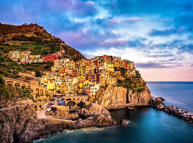 4. Manarola, Italy: Là một trong những làng chài cổ kính tạo nên vùng Cinque Terre đầy màu sắc, Manarola có nhiều vườn nho, vườn chanh và những bức tường thời trung cổ.