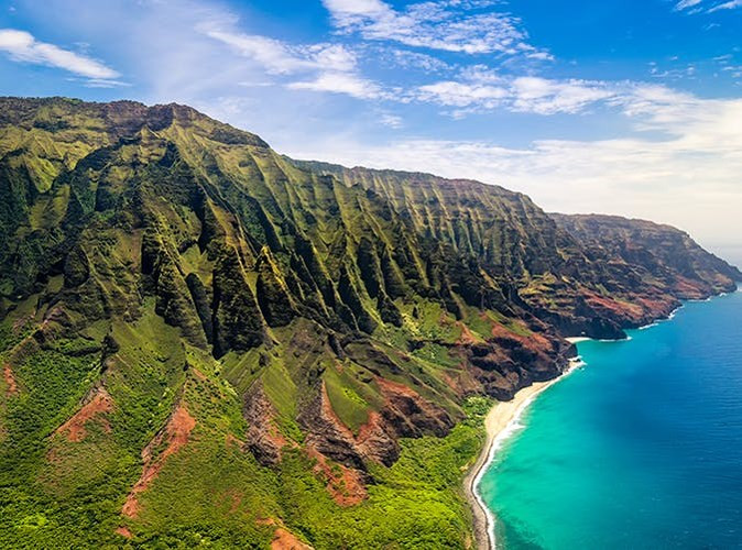 8. Công viên Bờ biển Na Pali, Hawaii: Trải dài 17 dặm, bờ biển được những người thích đi bộ đường dài và leo núi ưa thích. Nơi đây còn có những thung lũng được bao phủ bởi rừng xanh tươi tạo nên khung cảnh biển đảo đẹp ngoạn mục của Thái Bình Dương.