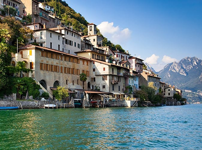 13. Hồ Lugano, Thuỵ Sĩ: Với khung cảnh hồ đẹp như một bức tranh thuỷ mặc. Xung quanh hồ là thành phố Lugano với văn hoá Thụy Sĩ và Địa Trung Hải.
