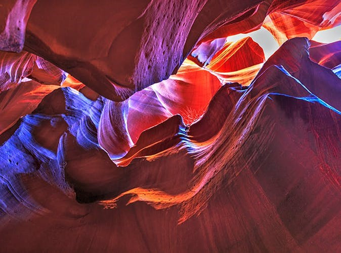 10. Vùng núi Antelope Canyon, Arizona: Ấn tượng hơn bao giờ hết vào buổi sáng sớm khi ánh bình minh lên. Lúc này vùng núi trông như những bức tường lửa.