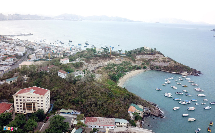 Khu di tích lầu Bảo Đại (tên gọi khác là biệt thự Cầu Đá) nằm trên núi Cảnh Long bên vịnh Nha Trang (ở phường Vĩnh Nguyên, TP Nha Trang, Khánh Hòa). Nơi đây được người Pháp xây dựng năm 1923, gồm 5 biệt thự để các nhà nghiên cứu hải dương học ở, làm việc. Thời gian sau đó khu này được vua Bảo Đại dùng làm nơi nghỉ dưỡng cùng gia đình.