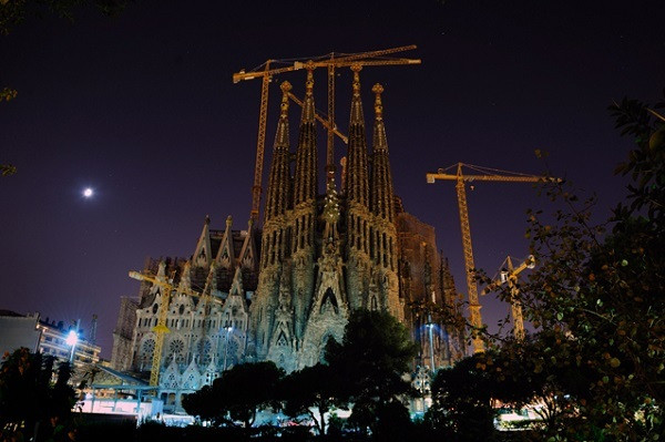 La Sagrada Família - Barcelona, Tây Ban Nha: Vương cung thánh đường Sagrada Família được xây dựng trong hơn một thế kỷ. Antoni Gaudí bắt đầu xây dựng kiệt tác này vào năm 1882 và dự kiến hoàn thành vào năm 2026. Thật không may, Gaudí qua đời vào năm 1926, khi mới hoàn thành một phần tư công trình. Gaudí đã không bao giờ được nhìn thấy La Sagrada Família hoàn chỉnh. Nhưng kiến trúc lộng lẫy này được biết đến là minh chứng cho tài năng nghệ thuật thiên bẩm của ông.