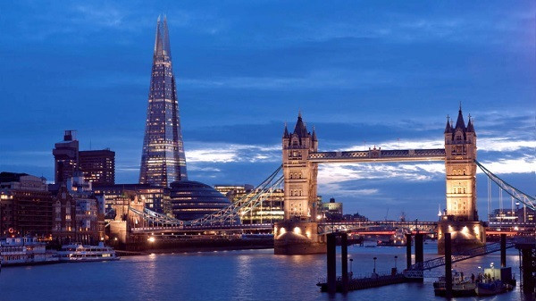 Cầu London - Vương quốc Anh: Quá ngạc nhiên! Bài đồng dao phổ biến “London Bridge is falling down, my fair lady” dựa trên một sự kiện có thật. Năm 1967, cầu London được bán cho một doanh nhân người Mỹ, Robert P. McCulloch, vì nó bị chìm. McCulloch đã di dời cây cầu đến thành phố Hồ Havasu, ở Arizona, Hoa Kỳ. Cây cầu London hiện tại bắc qua sông Thames được xây dựng lại sau khi cây cầu cũ được bán đi.