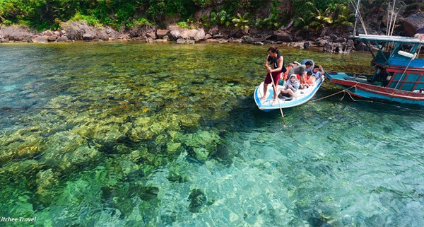 Trên đảo chỉ có duy nhất 1 gia đình là gia đình bà Tám, nếu ghé đến đây thì hãy thưởng thức món cháo nhum cực ngon ăn kèm với tiêu Phú Quốc, tuyệt cú mèo luôn! Ăn xong rồi thì nằm võng đung đưa thư giãn, ngắm cảnh đẹp mộng mơ và thấy mình như một nữ hoàng đang được hưởng thụ mọi hạnh phúc của cuộc đời.