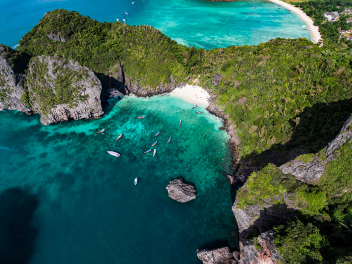 Koh Phi Phi là một quần đảo rất nổi tiếng với du khách quốc tế nằm ở Nam Thái Lan. Bao gồm 6 đảo nhỏ hợp thành: Ko Phi Phi Don, Ko Phi Phi Leh, Ko Mai Phai, Ko Yung, Bida Nok và Bida Nail. Đây là hòn đảo đang được xem là hòn đảo tự nhiên xinh đẹp, trong lành nhất trên thế giới.