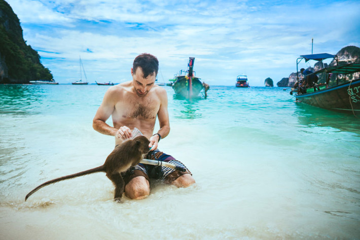 Để đến được với quần đảo Koh Phi Phi, bạn chỉ có thể đi tàu vì hiện nay trên đảo vẫn chưa có sân bay. Bạn có thể chọn cách đi máy bay đến Krabi hoặc Phuket, sau đó đi tàu ra đảo.