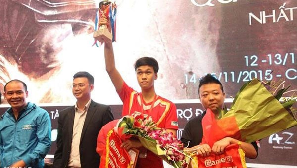 Theo như giám đốc điều hành của GameTV chia sẻ thì hiện nay, mức lương 'cứng' mà thần đồng AoE Việt Nam và các đồng đội của nhận được vào khoảng 4-5 triệu đồng/ tháng. Số tiền này trong mắt nhiều người không phải quá lớn. Tuy nhiên, đối với một cậu sinh viên còn đang đi học như game thủ Chim Sẻ Đi Nắng thì đây không phải là một con số nhỏ.