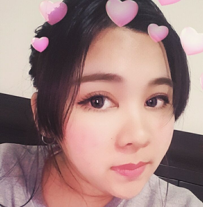 Bạn F.D bình luận: “Chất quá. Tuyệt vời. Bravo. Ngàn like cho sự tuyệt vời của bạn.” FB N.Q.T: “Vì tương lai của boss mạnh mẽ lên cô gái”. Còn trẻ. Còn nhiều cơ hội. Trước chồng chị còn doạ nuôi mèo sẽ bị thịt. Giờ lạnh còn ôm nhau ngủ đá vợ vào góc cho mèo có chỗ nằm. Haizzz”, FB C.I tâm sự. “Đến nhà mà dí chân vào con của tớ á, tớ chặt chân nhé”, FB B.T.K.N comment. FB T.T: “Đàn ông có thể xấu, nhưng ngược đãi chó mèo là không ổn.” FB T.L: “Thôi có thích hay không thì mình cứ cư xử nhẹ nhàng thôi. Nói thế mình thấy hơi thiếu tôn trọng người lớn, chưa kể đó lại là sếp, là người đang có tình cảm với mình. Mình cứ nhẹ nhàng thôi chứ không sao này người ta lại đi kể này kể nọ là mình vì con mèo chửi người ta. Mà bạn chăm mèo thế nào để anh ý phàn nàn hôi thế.”