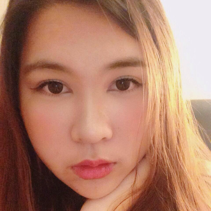 Khi vừa được tung lên mạng xã hội, câu chuyện của Linh nhanh chóng được chia sẻ kèm theo những bình luận trái chiều. Một bên là những cô gái lên tiếng bênh vực và ủng hộ sự lựa chọn của Linh. Cư dân mạng cho rằng, nếu anh chàng không ủng hộ sở thích cá nhân của cô thì kể cả có nảy sinh tình cảm thì sớm muộn cũng sẽ chia tay thôi. Ngược lại, một số người lại cho rằng cô thiếu tôn trọng với sếp và có phần cư xử hơi vội vàng trong tình huống này. Nhiều người còn đặt dấu chấm hỏi trong việc cô gái chăm sóc cho chú mèo thế nào mà để bốc mùi...